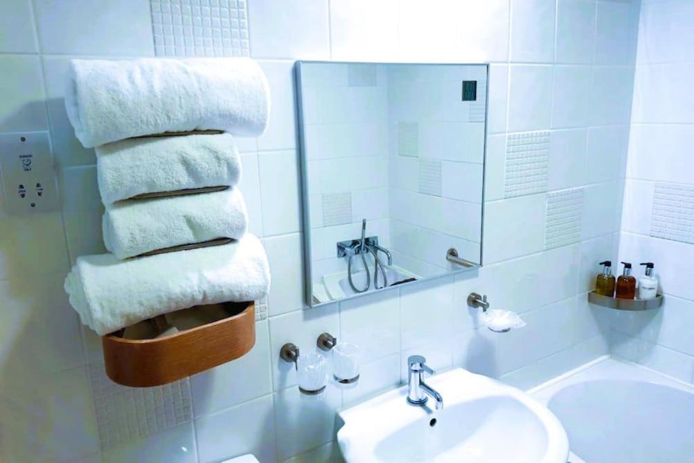 The Old Orleton Inn Deluxe Double Room, 1 King Bed, Jetted Tub 2