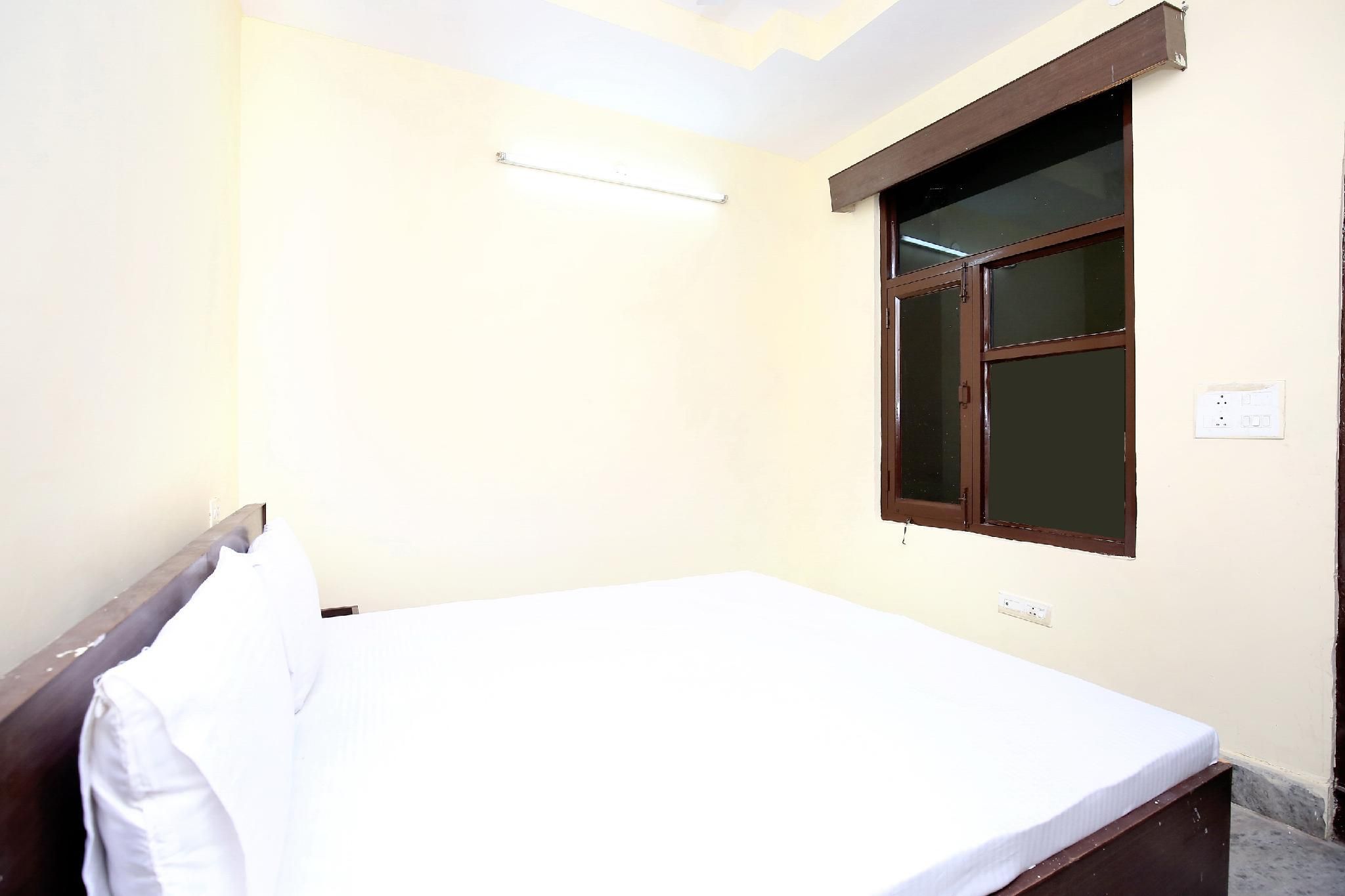 SPOT ON 37378 Hotel Sartaj 1 Classic Double or Twin 2