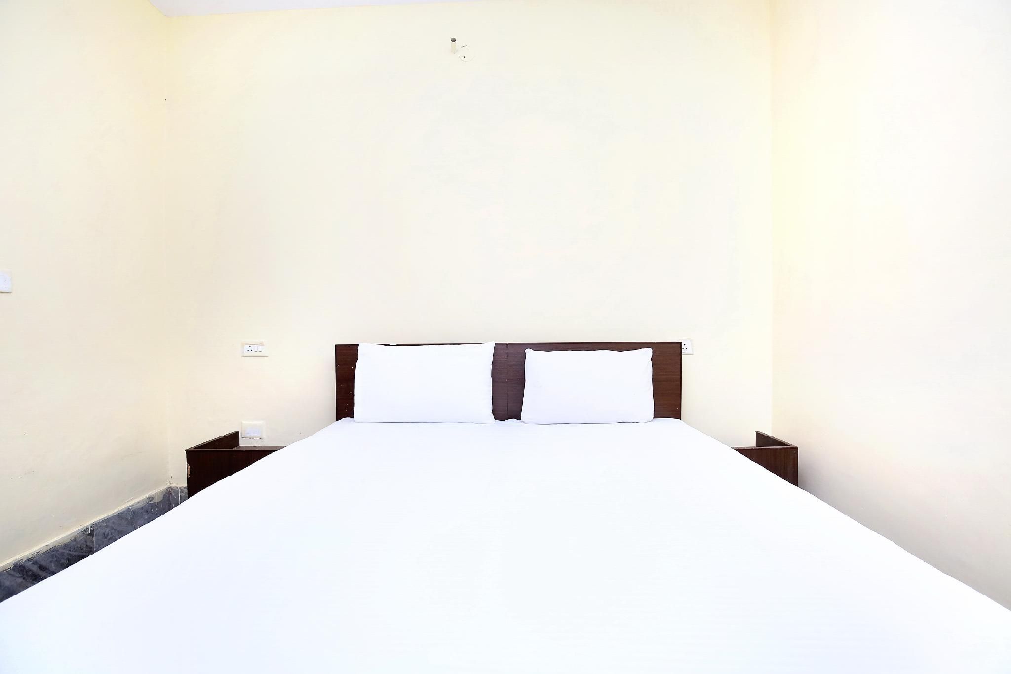 SPOT ON 37378 Hotel Sartaj 1 Classic Double or Twin 3