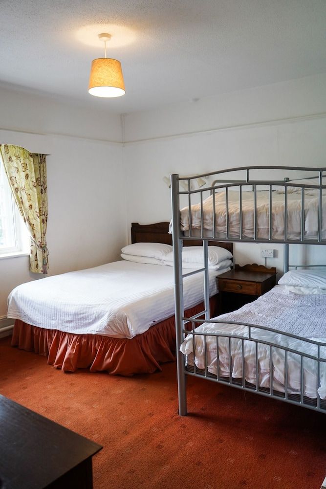 The Fox & Hounds Hotel Suite, Ensuite (2A + 2C)