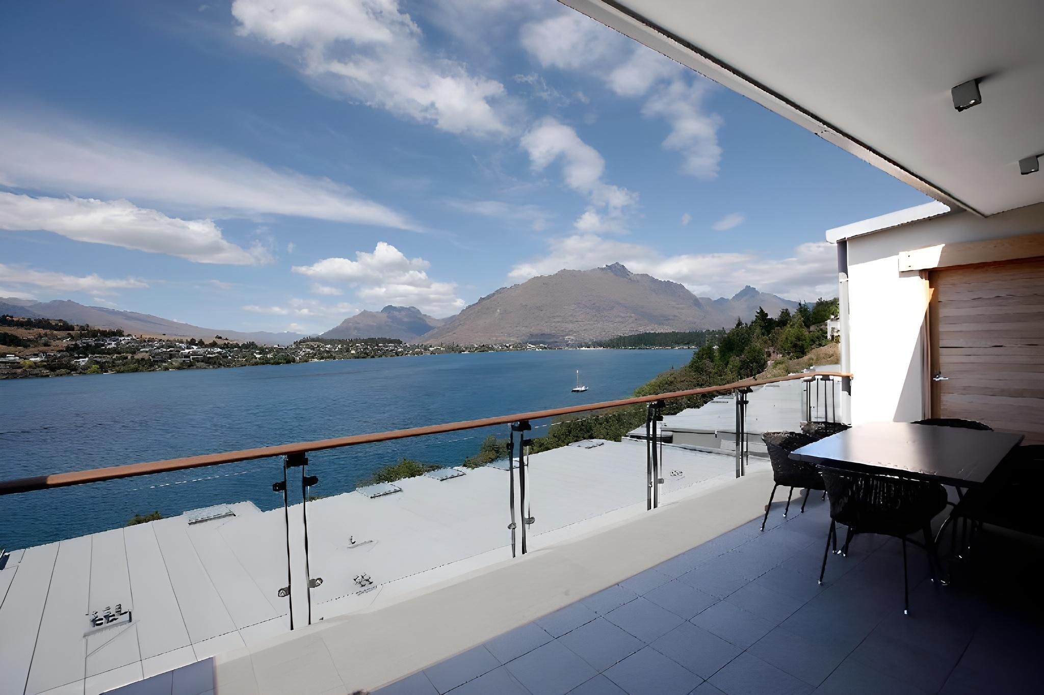 Executive Two-Bedroom Two Bathroom Apartment with Lake View