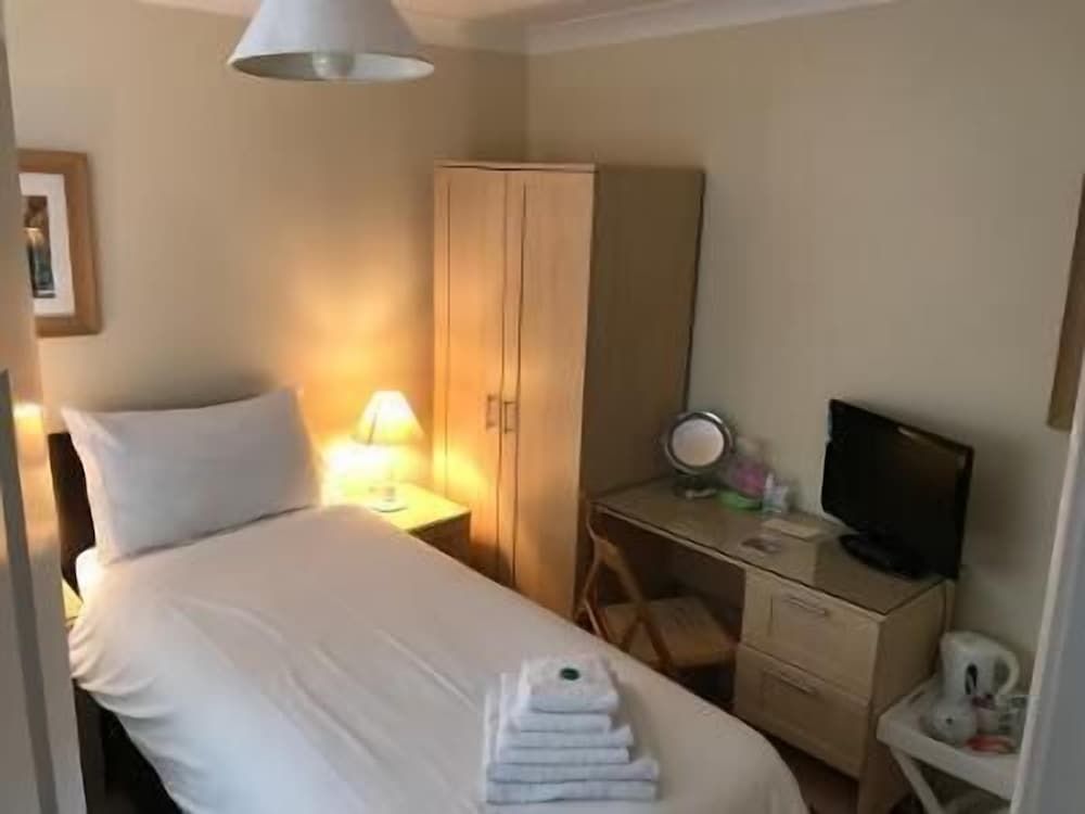 31 Queens Road Twin Room, Ensuite