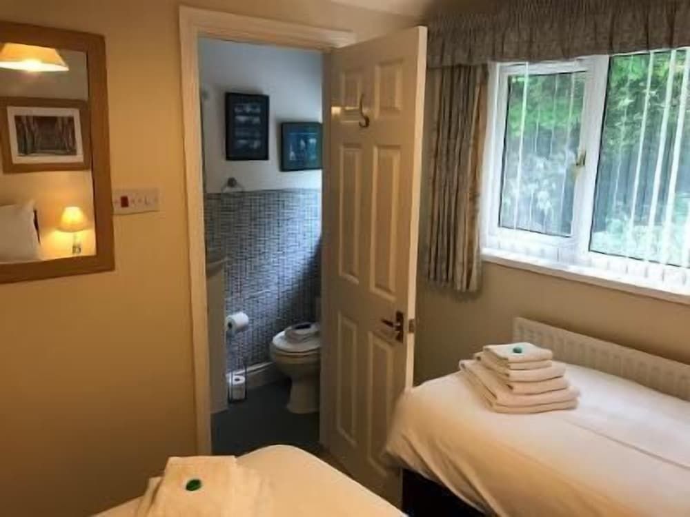 31 Queens Road Twin Room, Ensuite 2