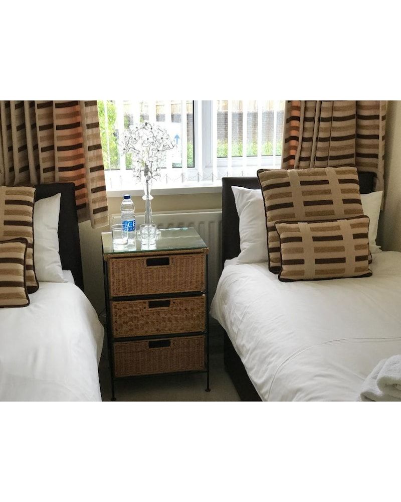 31 Queens Road Twin Room, Private Bathroom (Compact Room) 2