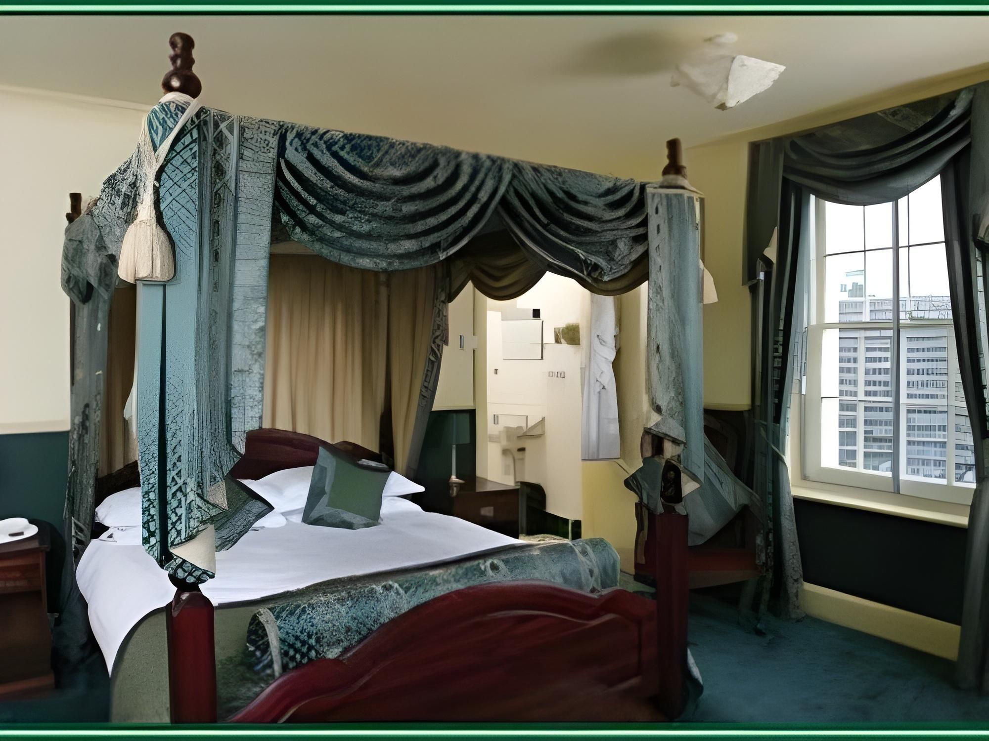 La Fleur de Lys Family room-Ensuite-4 Poster