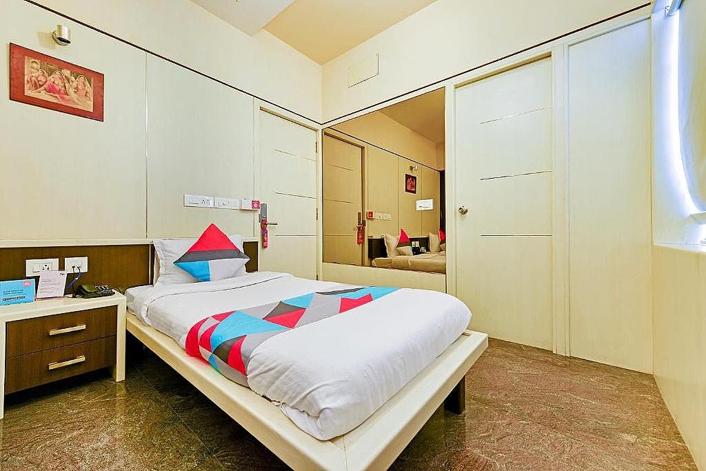 FabHotel B Zone Deluxe Room 7