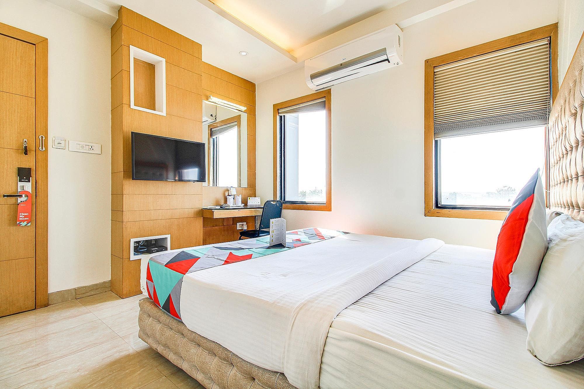 FabHotel Naman Palace Deluxe Double Room 4