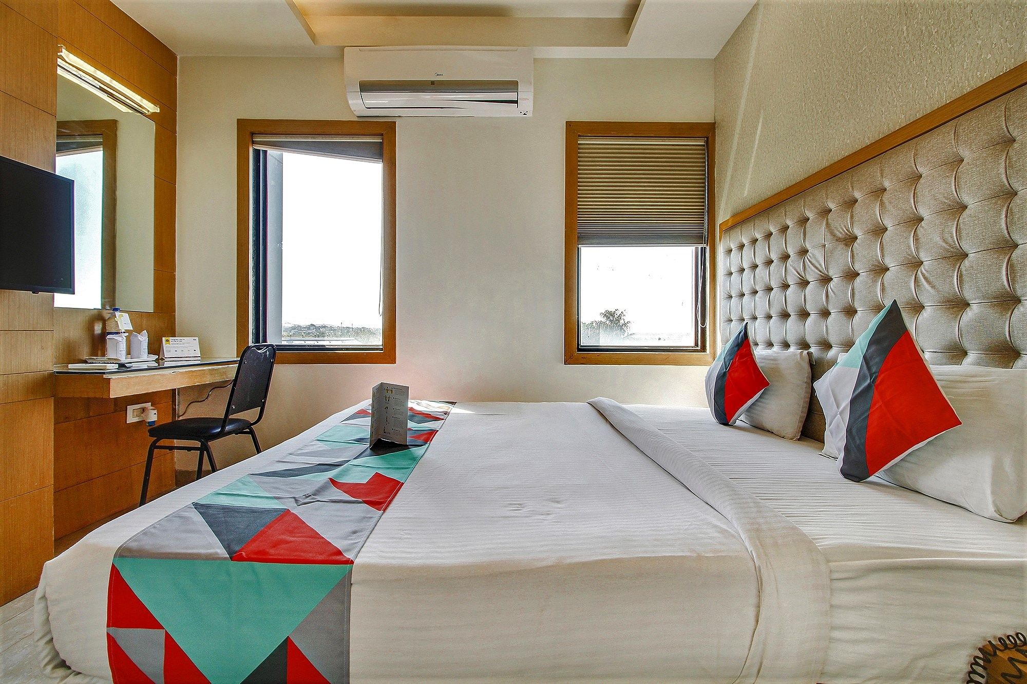 FabHotel Naman Palace Deluxe Double Room 3