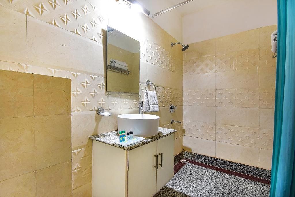 FabHotel Comfort 35 Deluxe Room 8
