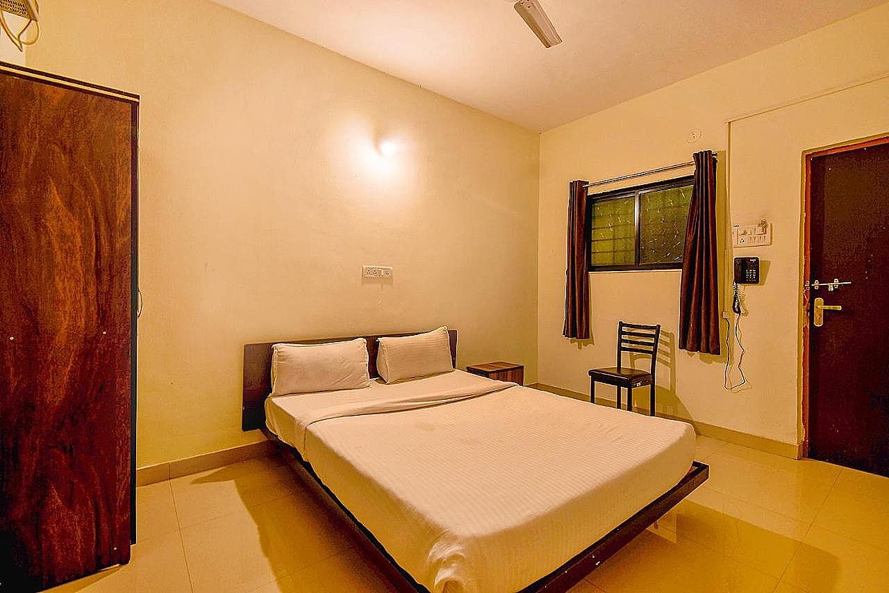 FabHotel SRH Deluxe Room 11