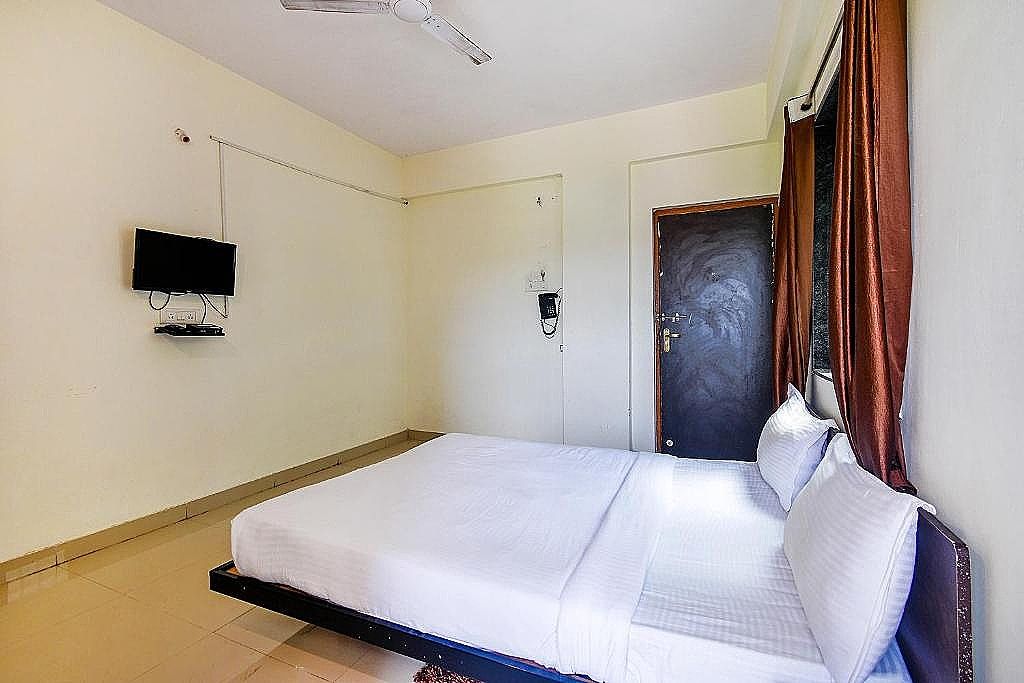 FabHotel SRH Deluxe Room 2