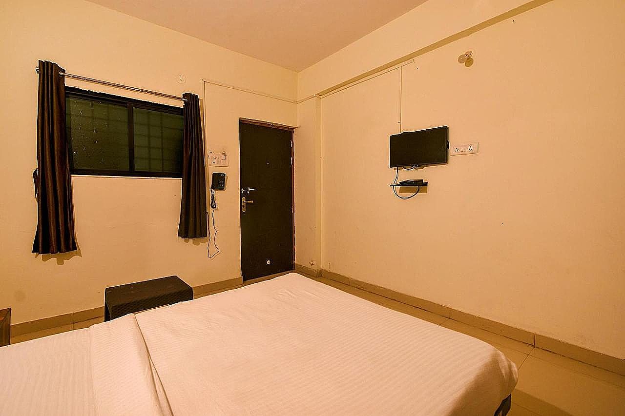 FabHotel SRH Deluxe Room 8