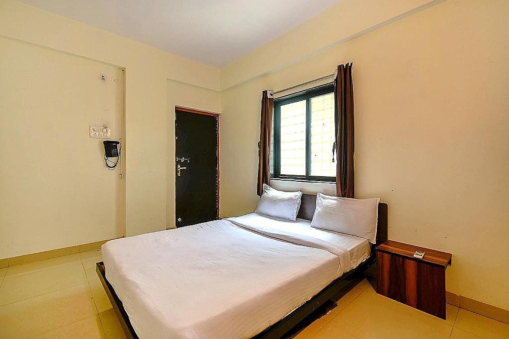 FabHotel SRH Deluxe Room 9