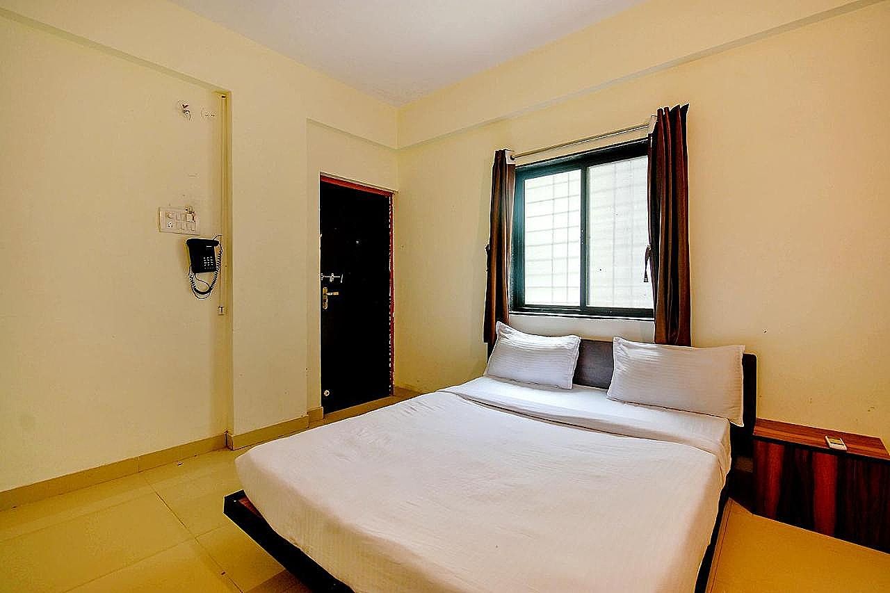 FabHotel SRH Deluxe Room 4