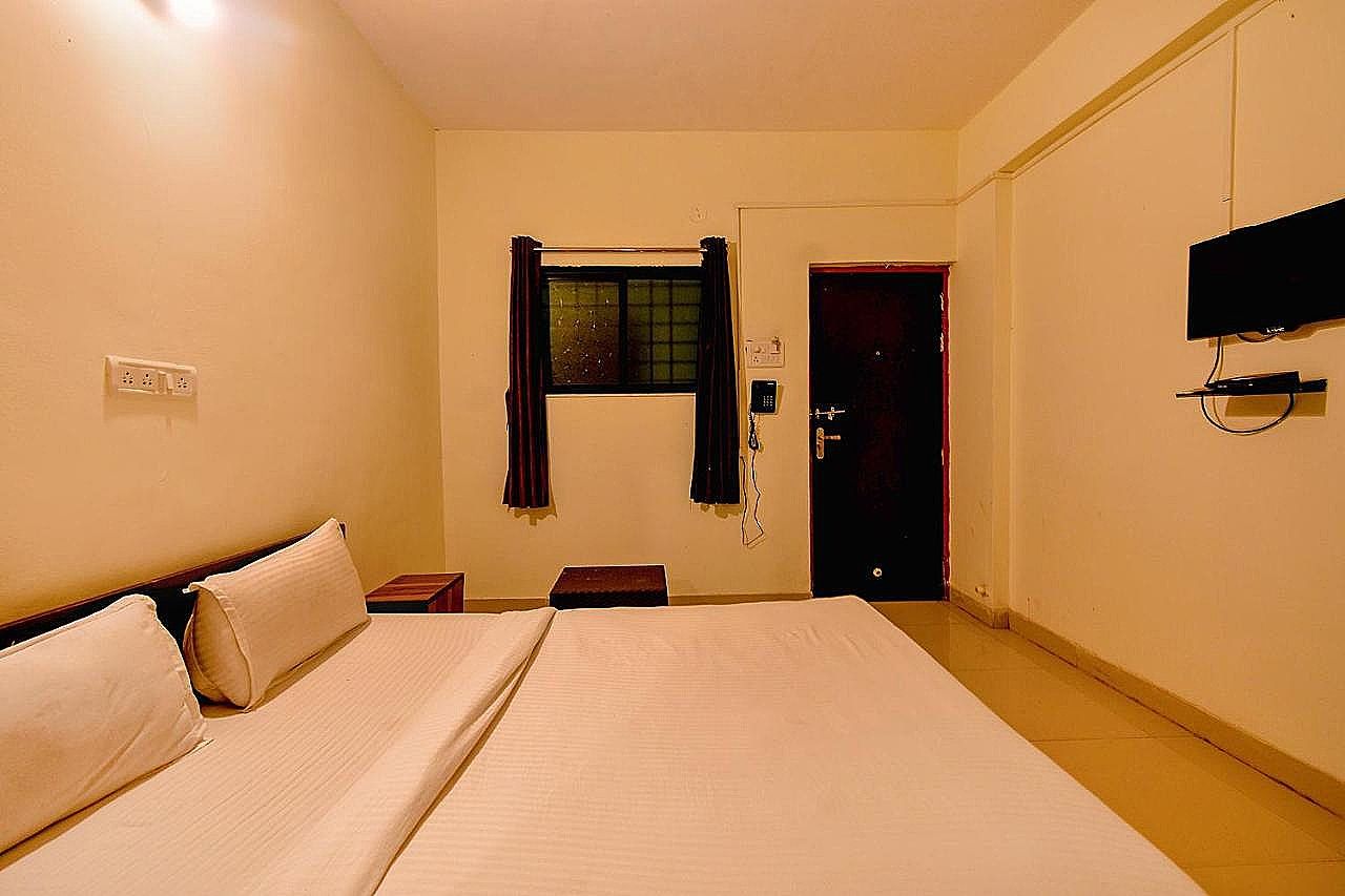 FabHotel SRH Deluxe Room 6