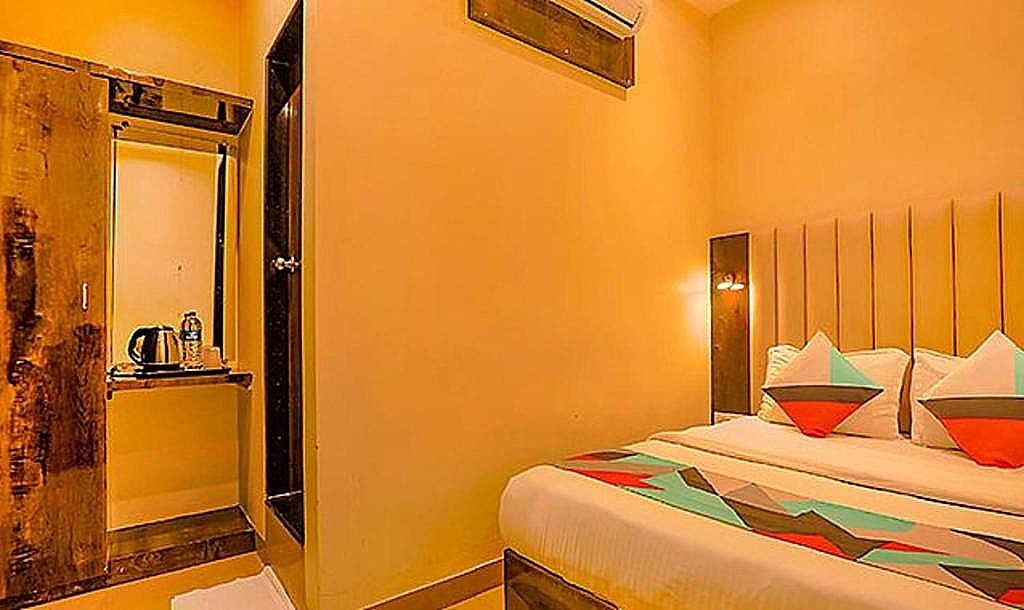 FabExpress Gateway Inn Deluxe Room 4