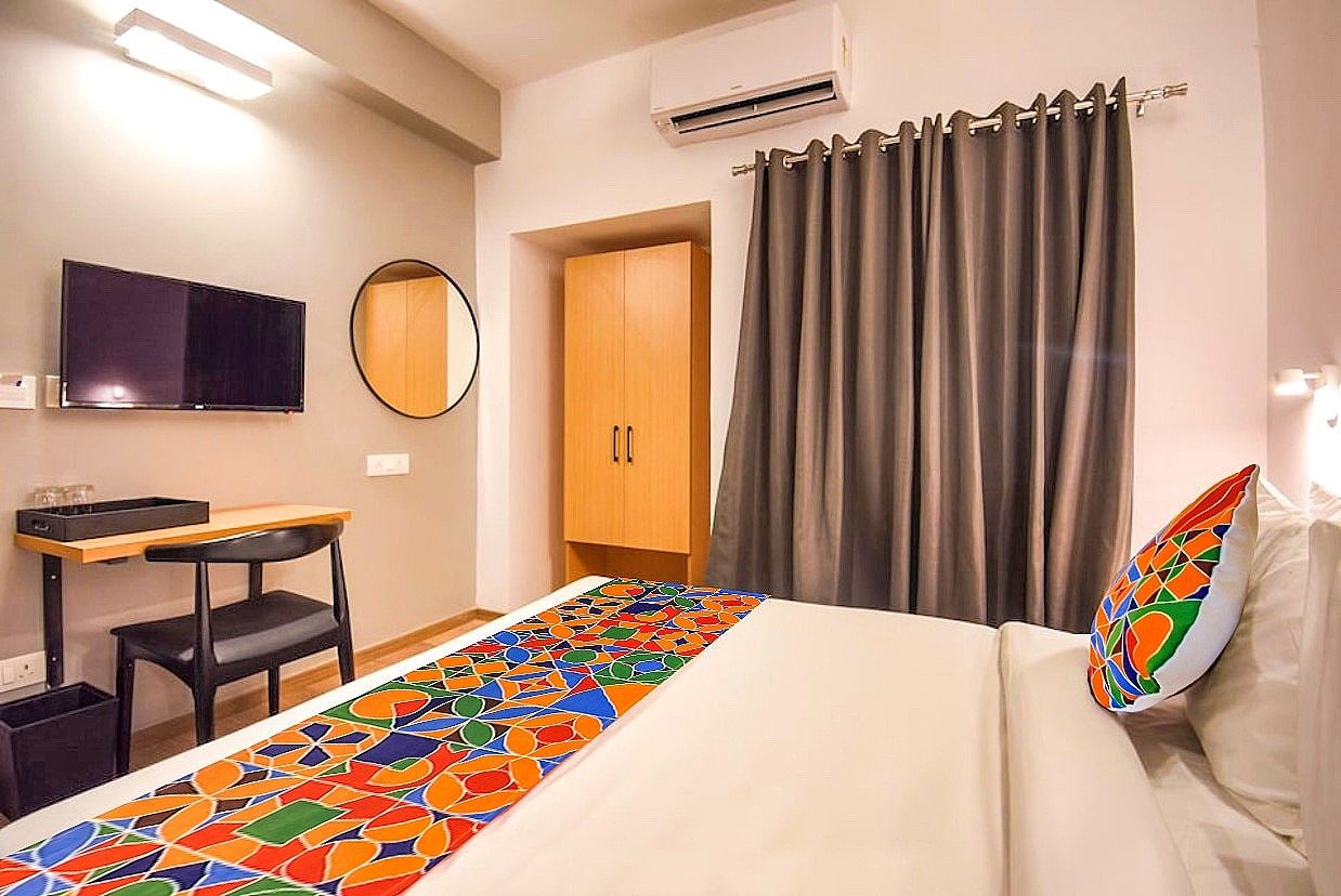 Via Heera Holiday Inn Deluxe Room 4