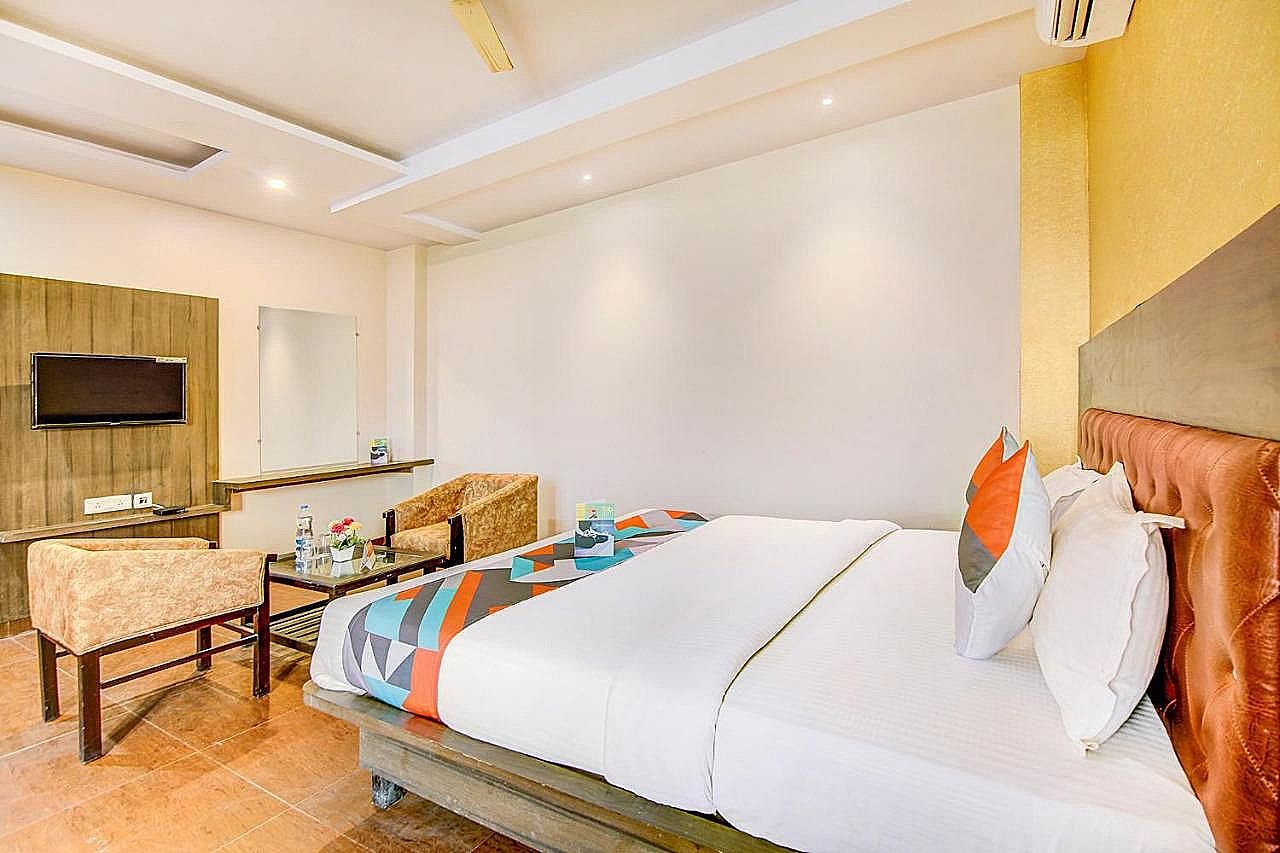 FabHotel Gayatri Palace Deluxe Room 8