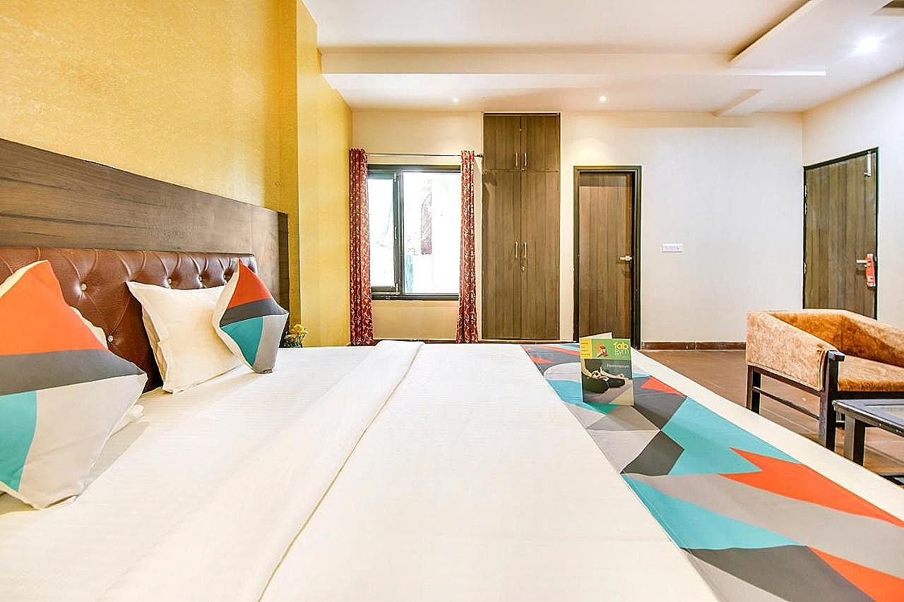 FabHotel Gayatri Palace Deluxe Room 16