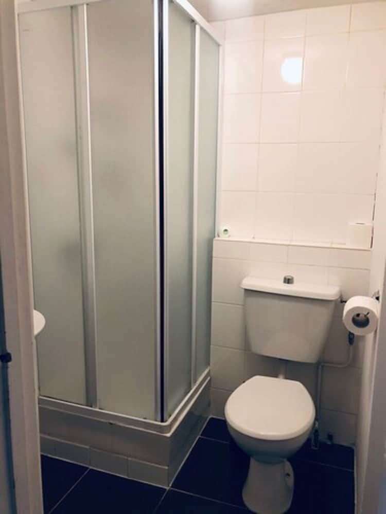 Parade Park Bath Double Room, Ensuite (Small) 4