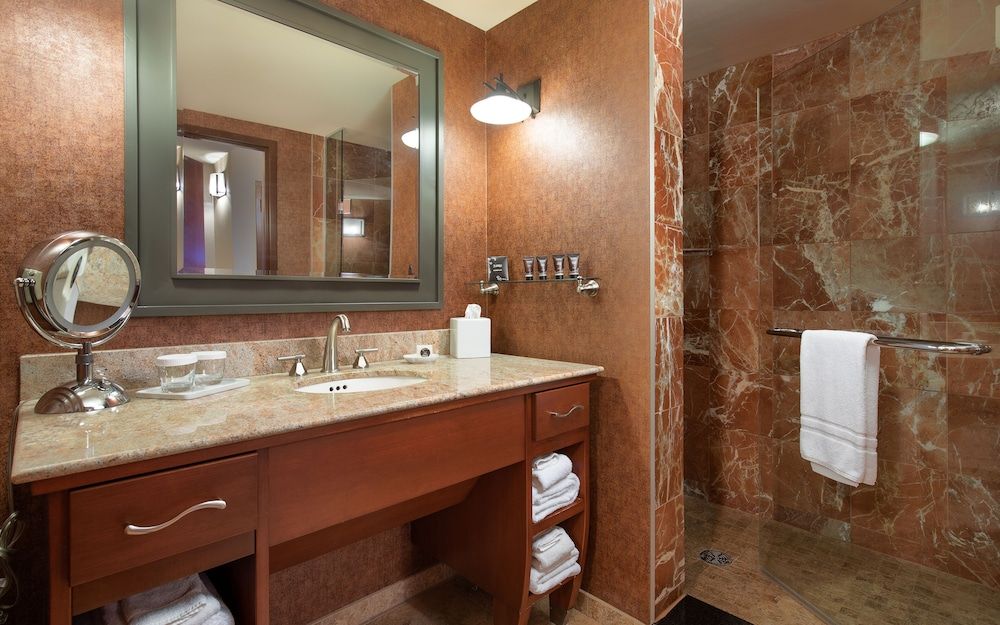 Seneca Allegany Resort & Casino Deluxe Room, 1 King Bed, Non Smoking 3