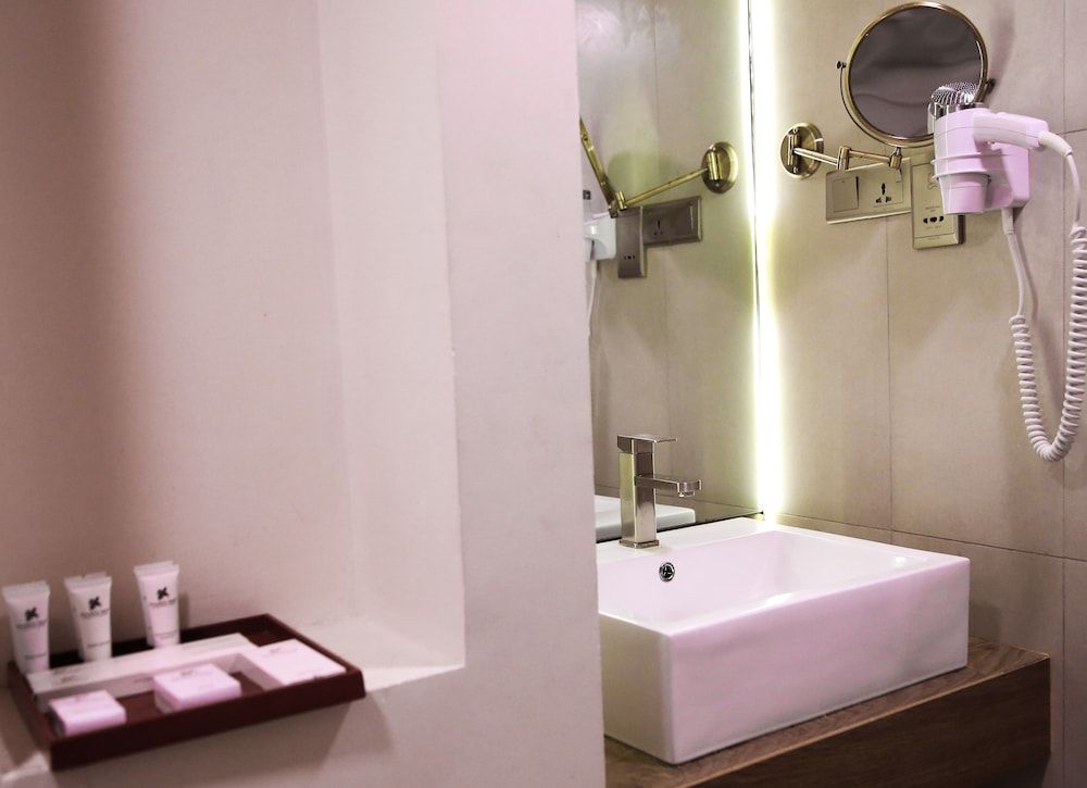 Pegasus Reef - A Beach Resort in Colombo Deluxe Double Room 6