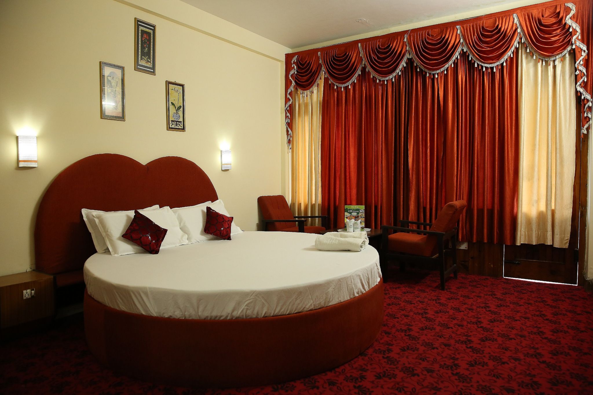 Maharaja Suite (With Bathtub Without Balcony)