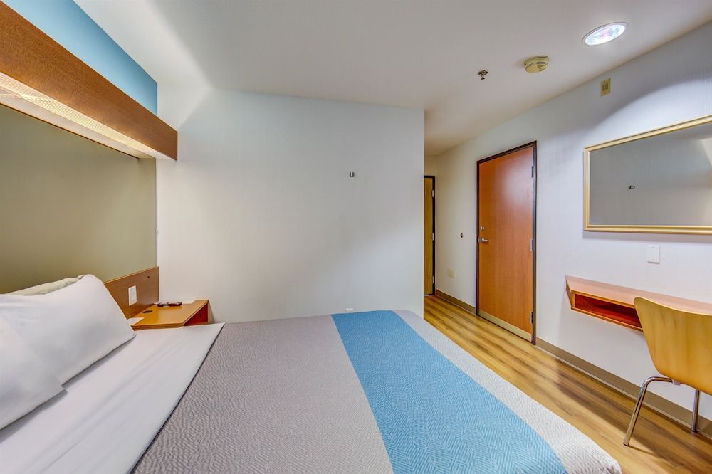 Motel 6 Sutherlin, OR Standard Room, 1 Queen Bed, Accessible, Non Smoking 4