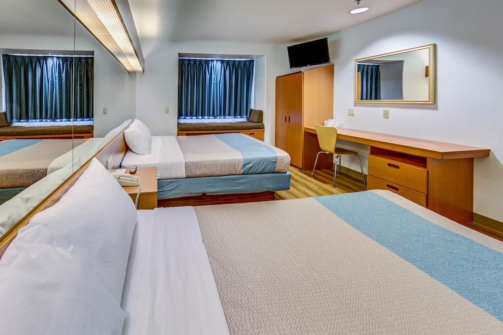 Motel 6 Sutherlin, OR Standard Room, 2 Queen Beds, Non Smoking 3