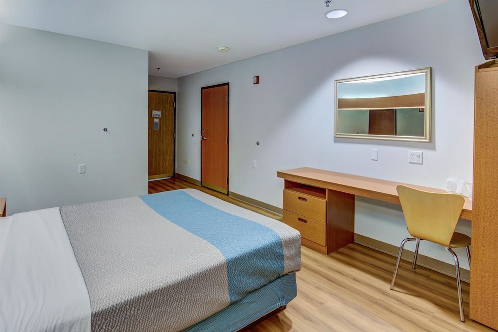 Motel 6 Sutherlin, OR Standard Room, 1 Queen Bed, Accessible, Non Smoking 6