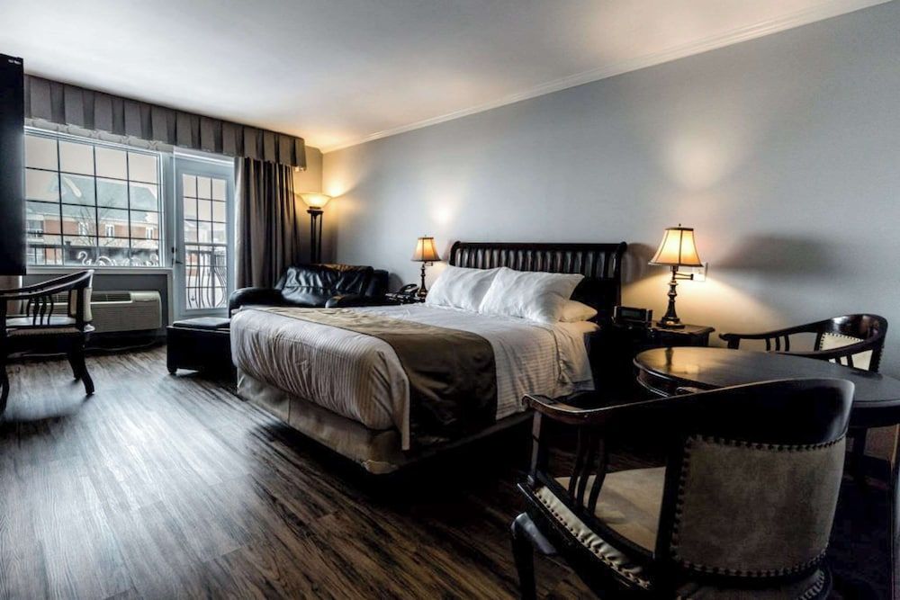 Superior Room, 1 Queen Bed, Balcony, Partial Lake View