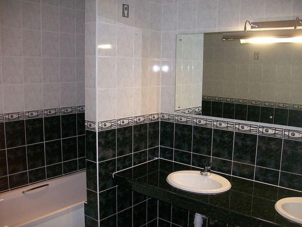 Hunters Lodge Inn Family Room, Ensuite 3