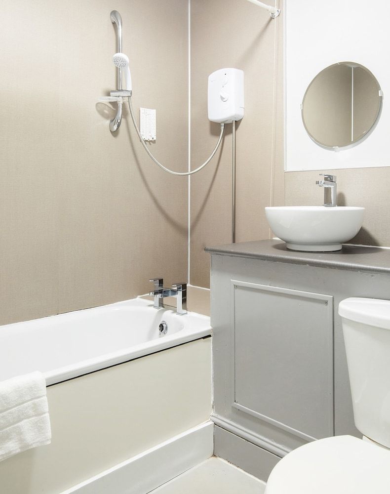 OYO The Green Man Pub and Hotel Standard Triple Room, Multiple Beds 5