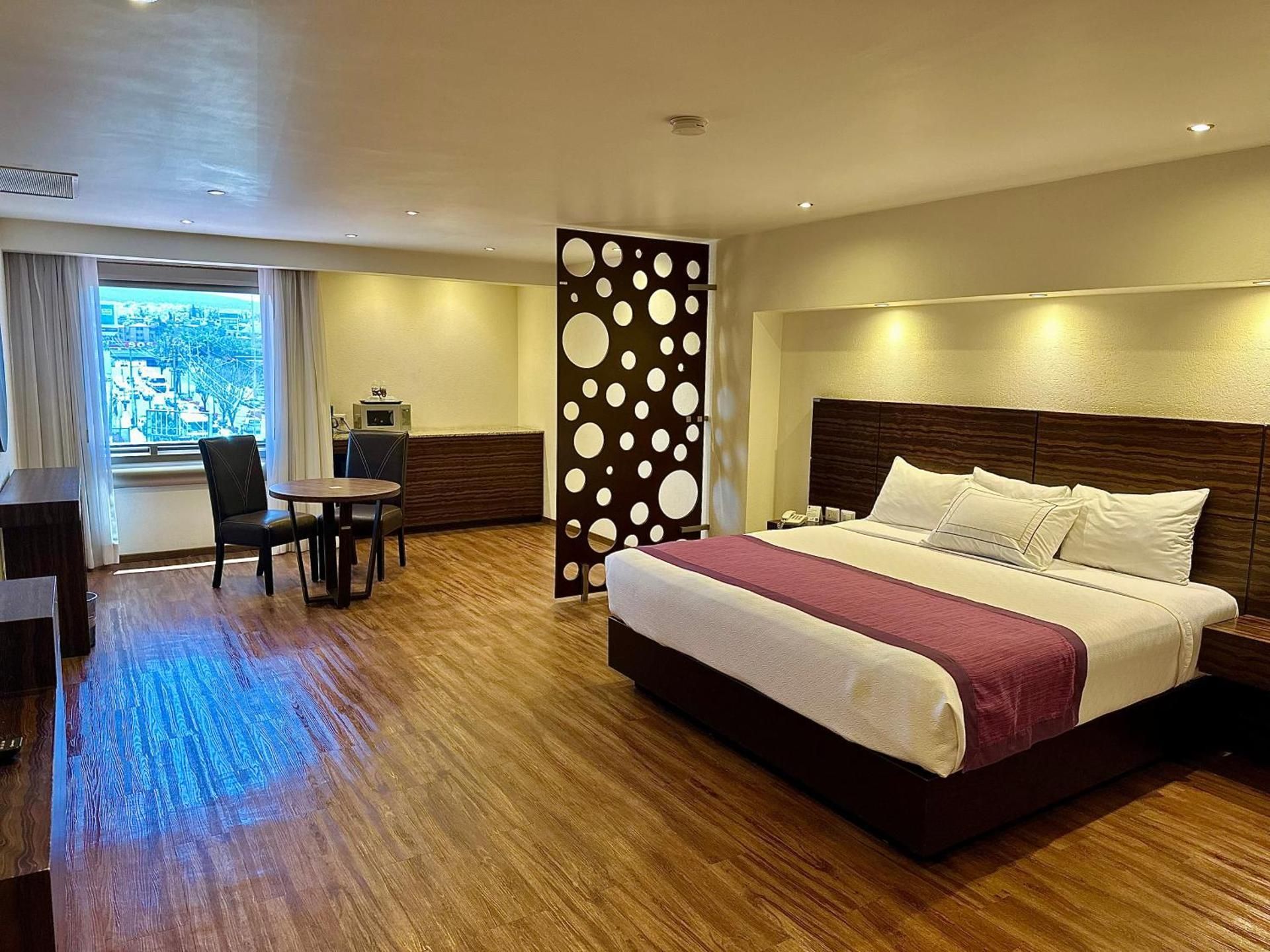 Deluxe King Suite