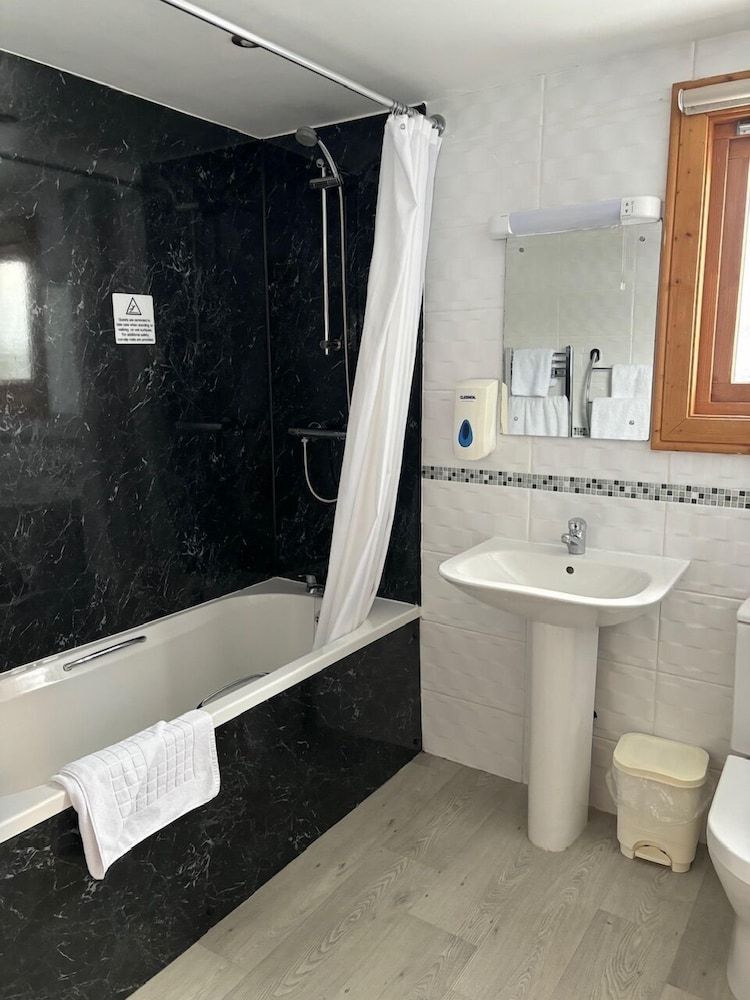 Greetham Valley Hotel Classic Chalet 4