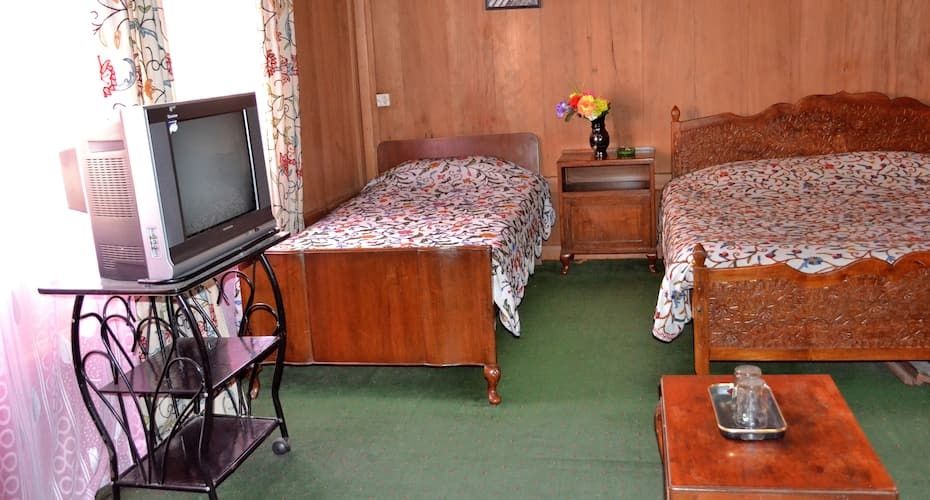 undefined Holiday Inn Houseboat 9