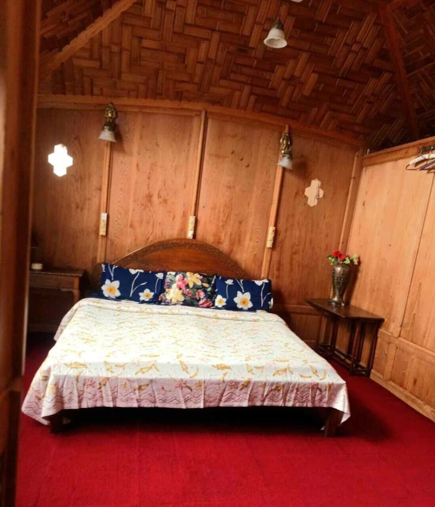 Rose Mary Double Room, Private Bathroom, Lake View 3