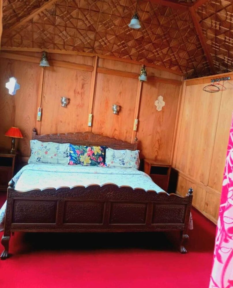 Rose Mary Double Room, Private Bathroom, Lake View 2