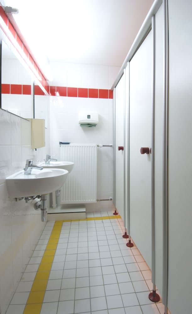 Amstel House Hostel Berlin Twin Room, Shared Bathroom 5