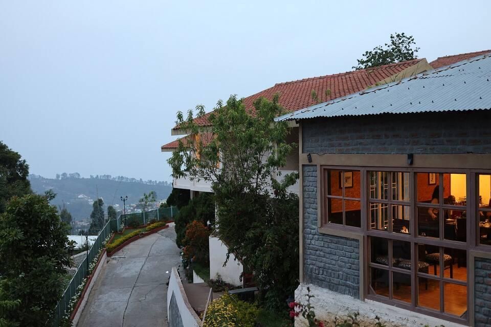 Kodai_Resturant_Outside_View_from_Buffet_Counter_eoHdJT