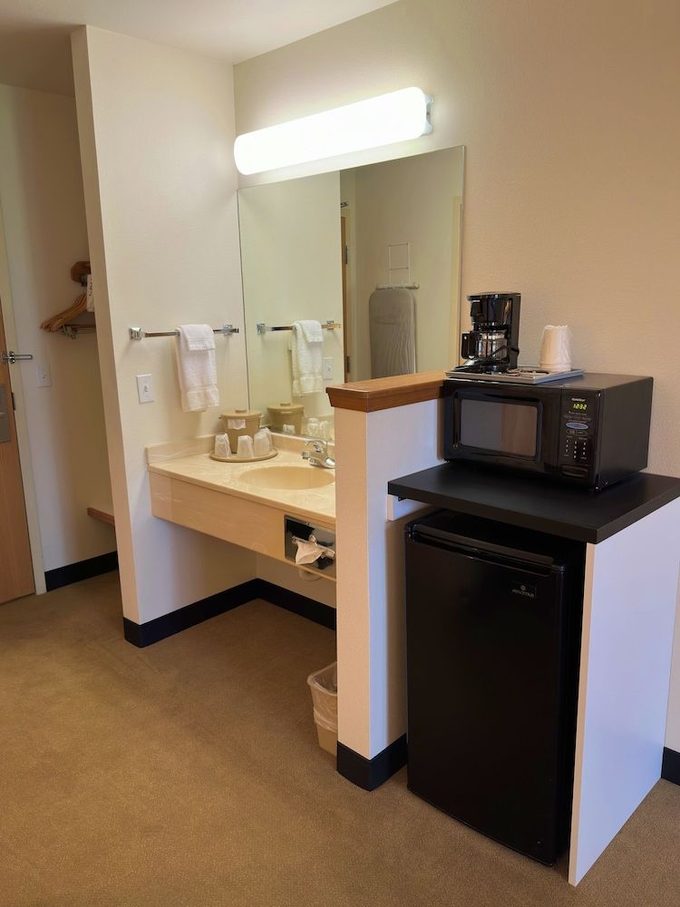 Peppermill Empress Inn Standard Single Room, 1 King Bed, Non Smoking 7