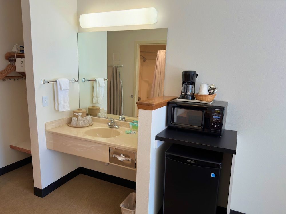 Peppermill Empress Inn Standard Single Room, 2 Queen Beds, Non Smoking 5