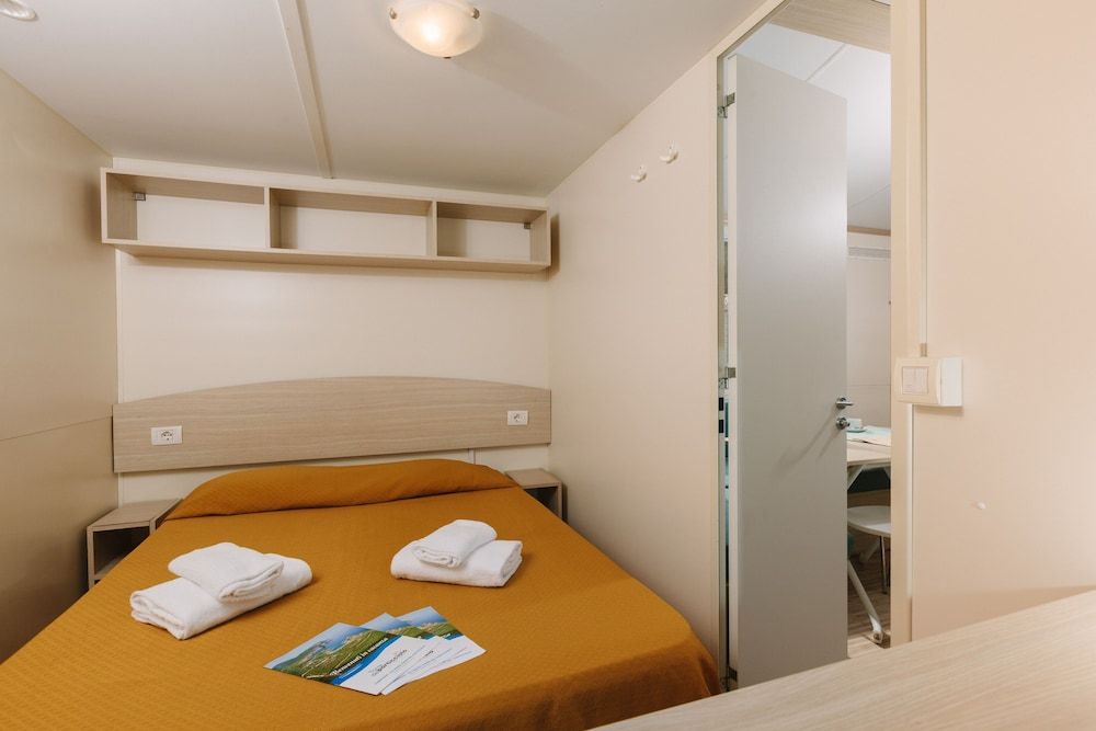 Deluxe Mobile Home, 2 Bedrooms, Kitchenette (No WiFi)