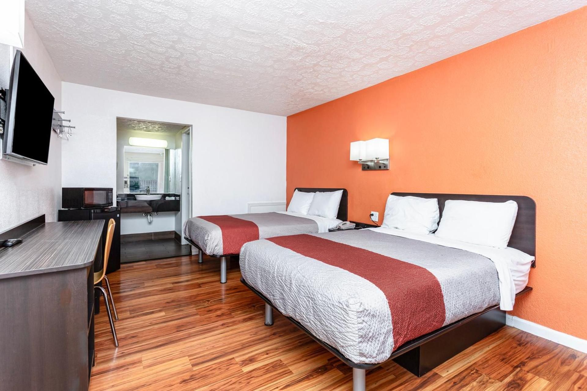 2 Full Bed Accessible Smoking
