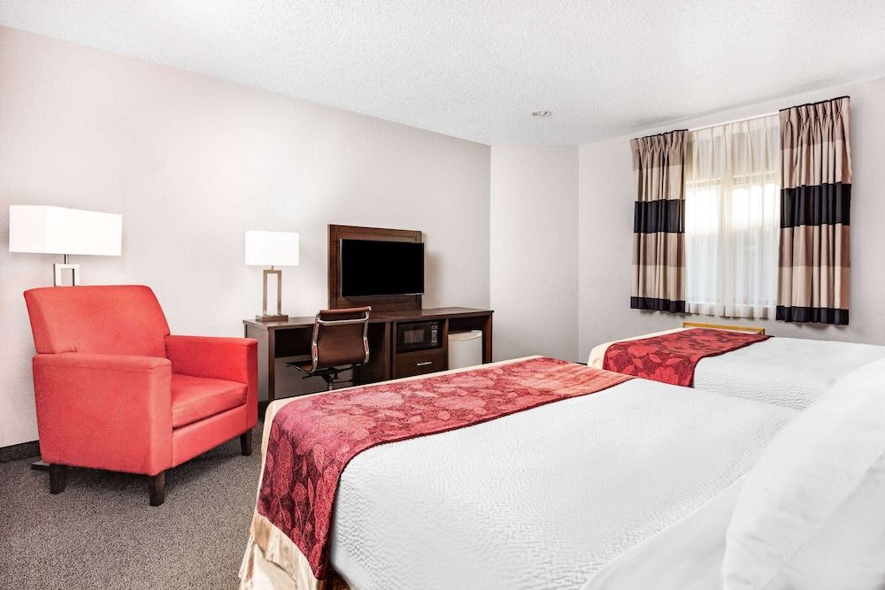 Room, 2 Queen Beds, Non Smoking, Pool View