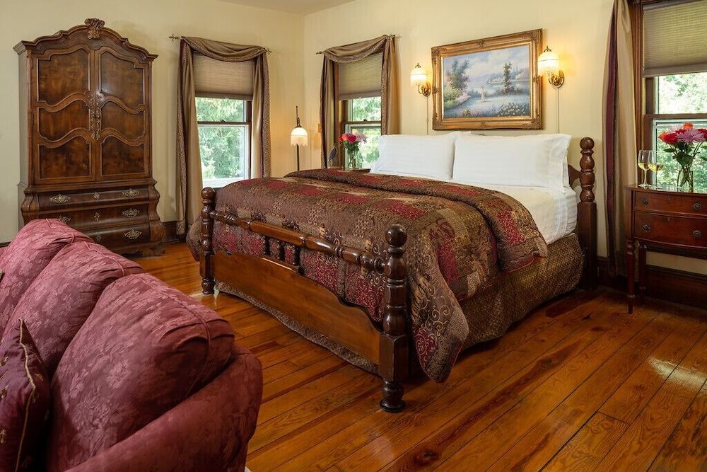 Deluxe Studio Suite, 1 King Bed : Captains Suite S1