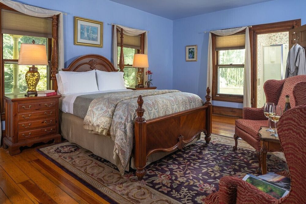 Deluxe Studio Suite : Howell's Suite S2