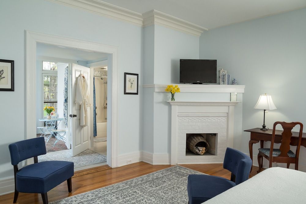 The Four Chimneys Inn Signature Room, King plus Twin Bed,  Private Bathroom, Porch, Accessible,  RM-10 4