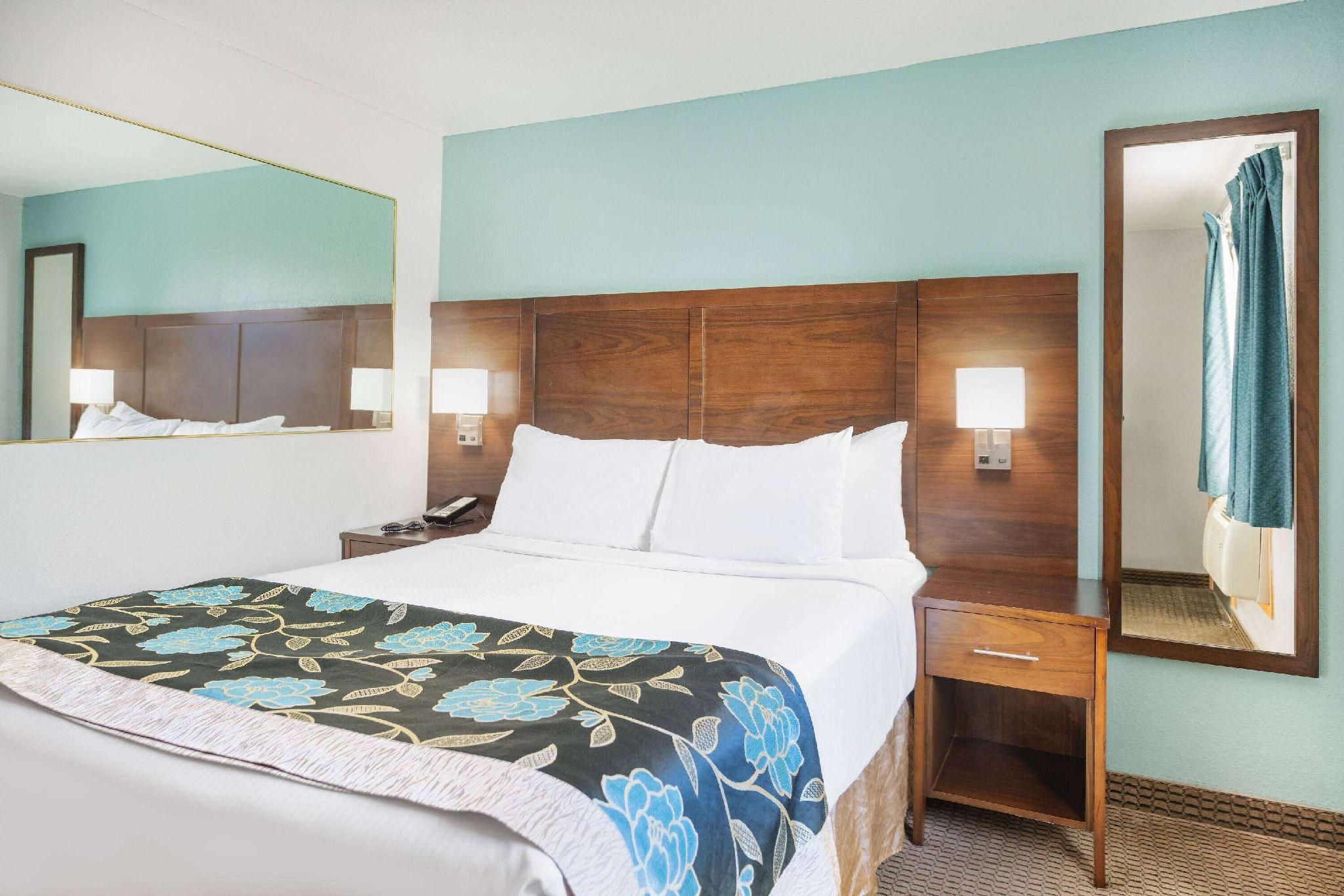 1 Queen Bed, Pool View, Non-Smoking