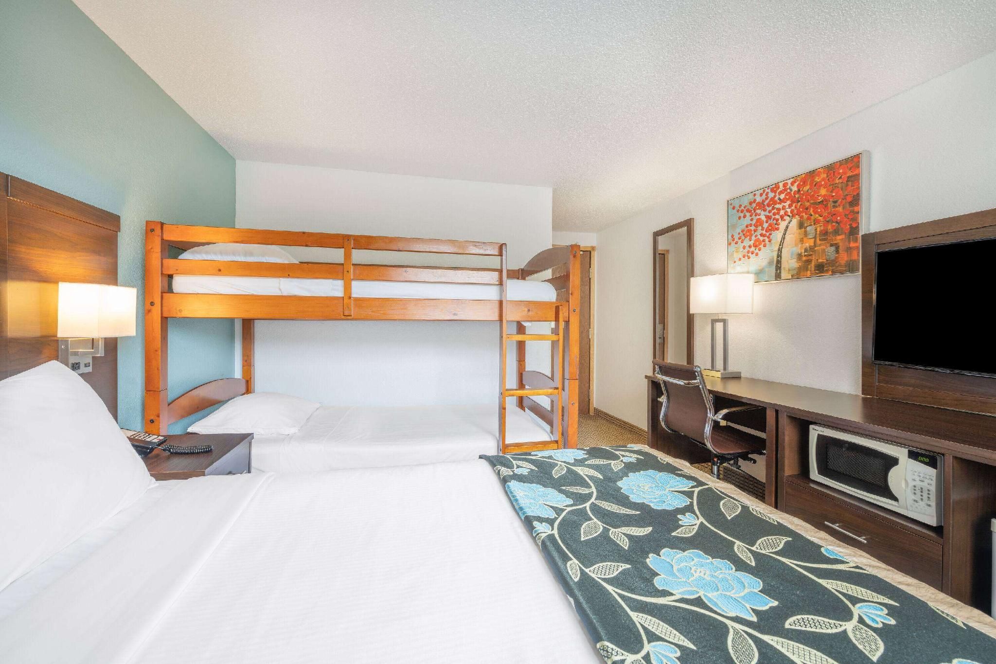 1 Queen Bed and 1 Bunk Beds, Non-Smoking